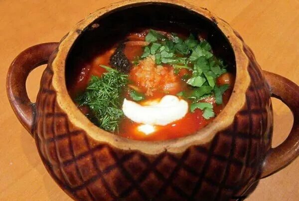 говядина в горшочках с овощами. борщ в горшочке в духовке. борщ в горшке. борщ в горшочке в духовке. солянка старомосковская в горшочках.