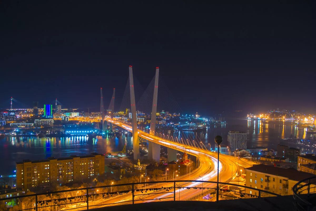 Владивосток является крупнейшим городом. Мост золотой Рог Владивосток. Вантовый мост бухта золотой Рог. Бухта золотой Рог Владивосток. Золотой вантовый мост во Владивостоке.