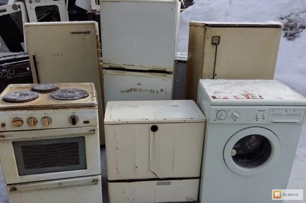 Сдать старую технику в магазине можно. Старая стиральная машина. Старинная бытовая техника. Старая техника. Утилизация старой бытовой техники.