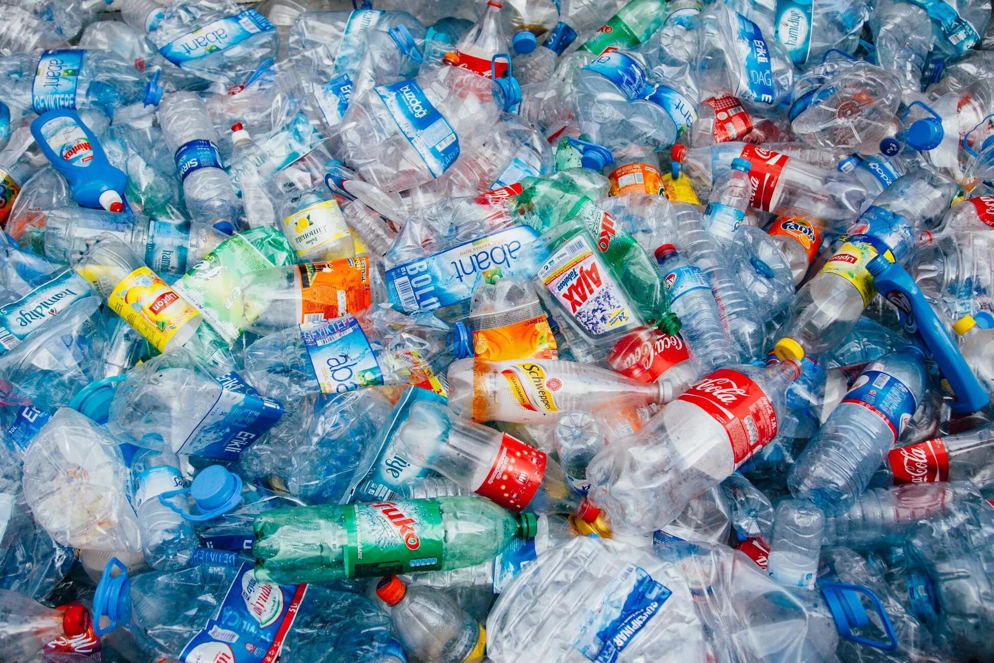 Пластиковых отходов. Пластиковая бутылка. Пластиковые отходы. Переработка ПЭТ-бутылок.