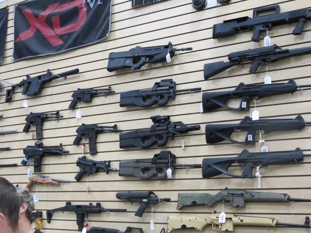 Оружие на гражданских судах. Оружейный магазин в Америке. Магазин оружия в США. Американское оружие. Гражданское оружие.