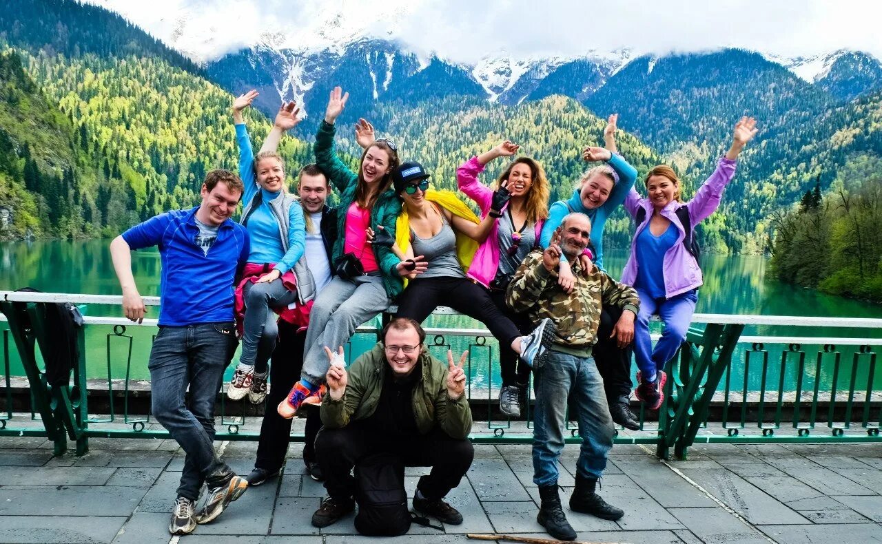Экскурсионные туры на майские праздники. Поход в горы Абхазии. Абхазия на майские. Абхазия на майские праздники. Майские праздники в Абхазии фото.