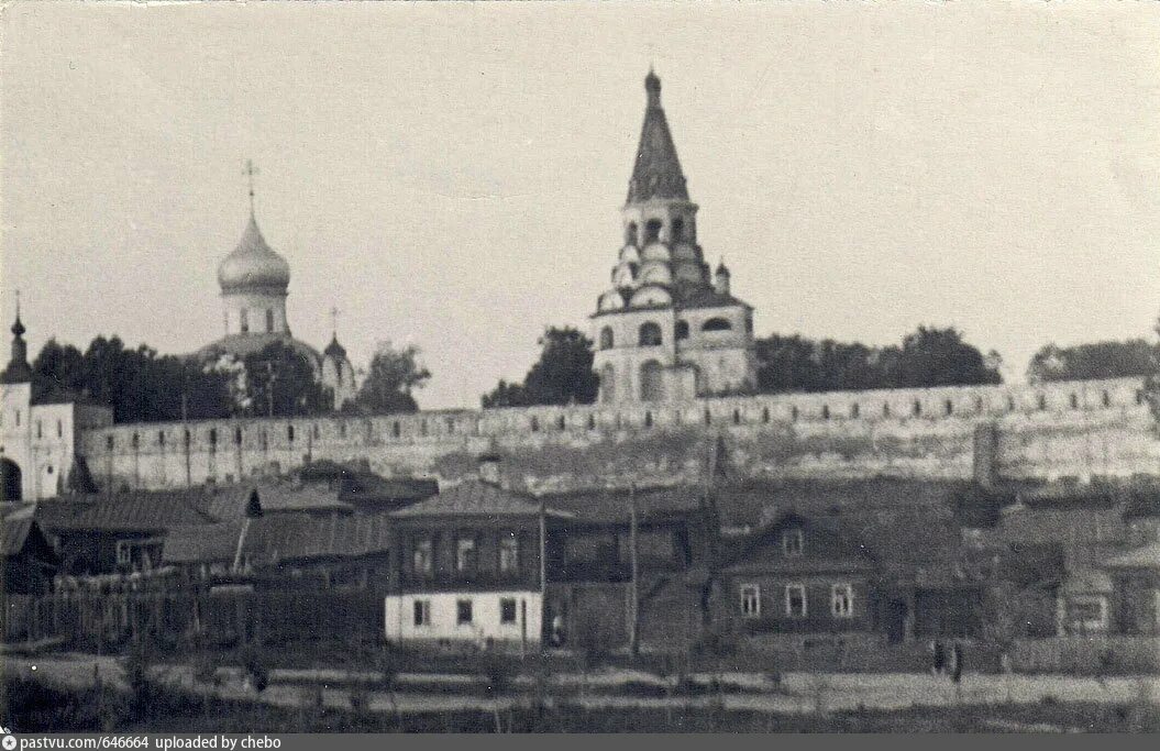 Александров фото Установка креста на колокольне Покровской церкви Успенского женского монастыря -