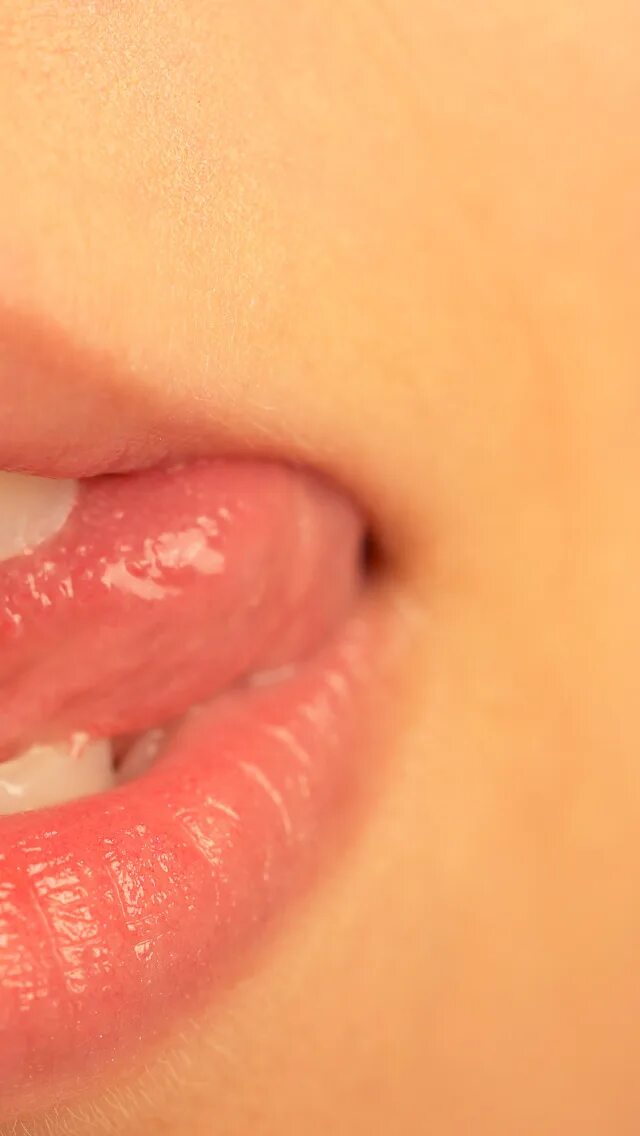 Соблазнительные губы. Красивые губы фото. Red lips канал. Женские губы. Губы с языком фото.
