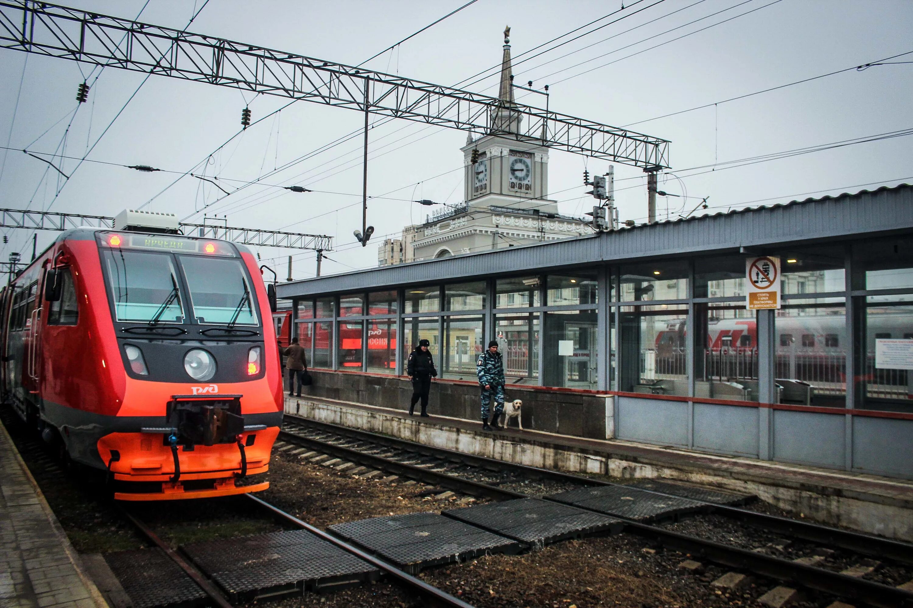 Жд электропоезда. Вокзал Волгоград электричка. Электричка на вокзале Волгоград 1. Пригородный вокзал Волгоград-1. Электропоезд Пригородный Волгоград.