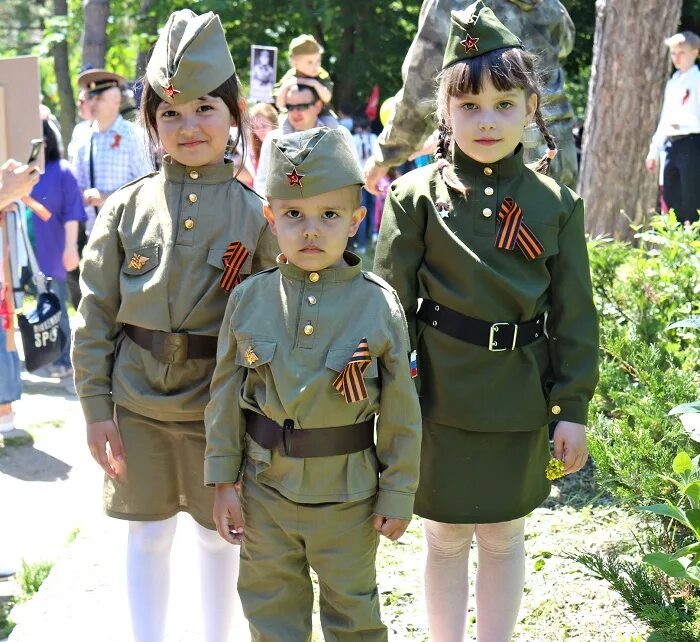 Маленький военный. Дети одетые в военную форму. Дети в военной форме на 9 мая. Военные формы для школьников. Дети в форме на параде.