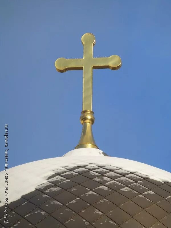 церковь увенчана куполом с крестом. купола муром. православный крест на куполе храма. крест на церкви. крест над куполом храма.