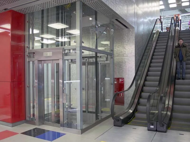 Больничный лифт. Автомобильный лифт в подземный паркинг. Лифт щлз 2020. Спайдерное остекление шахты лифта. Лифтов б.