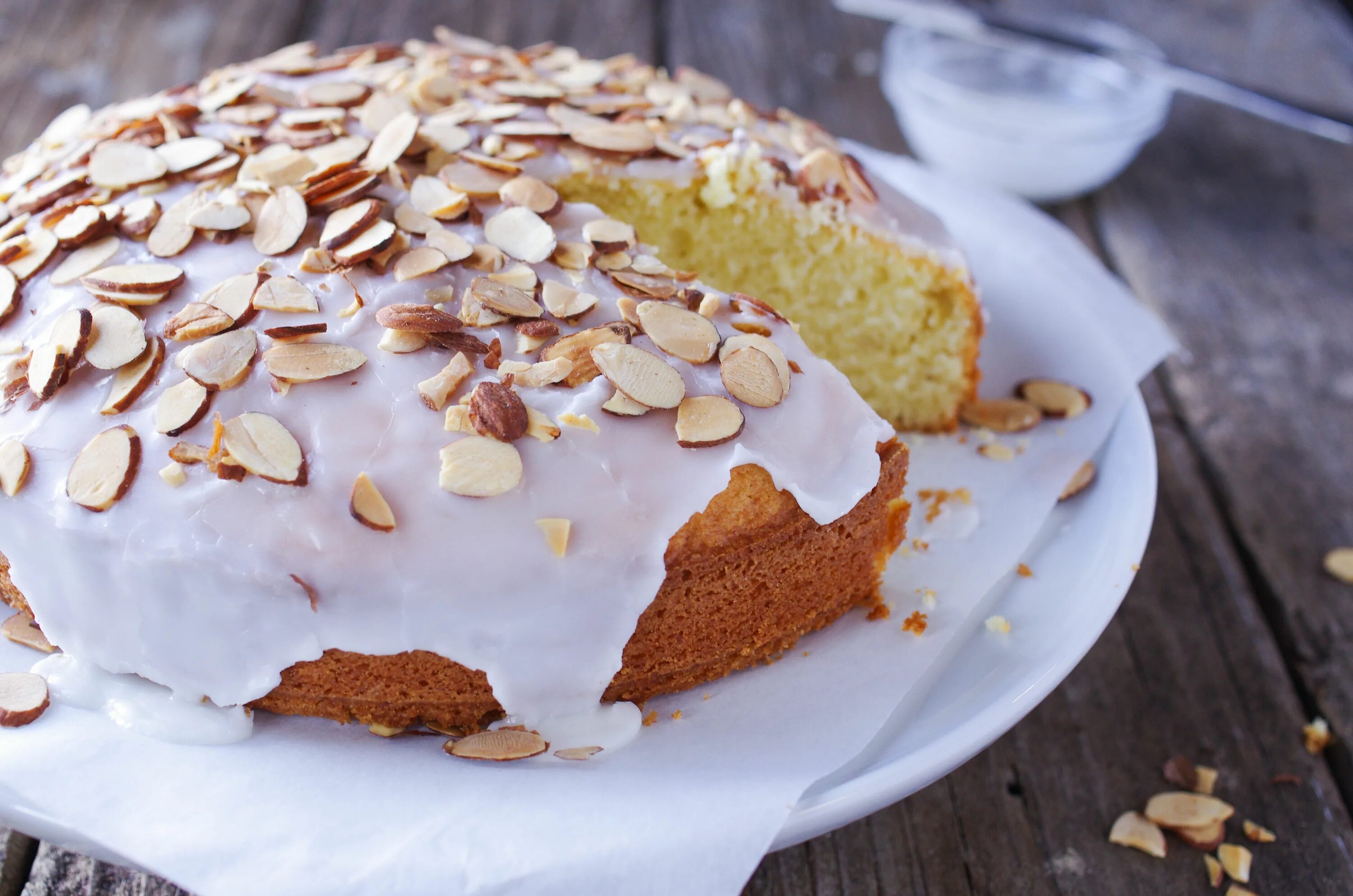 Яблочный пирог с миндалем. Ikea sweden cake. Пирог из миндаля на троицу франция. Тарт с шокололадно миндальным франжипаном. Almond cake.