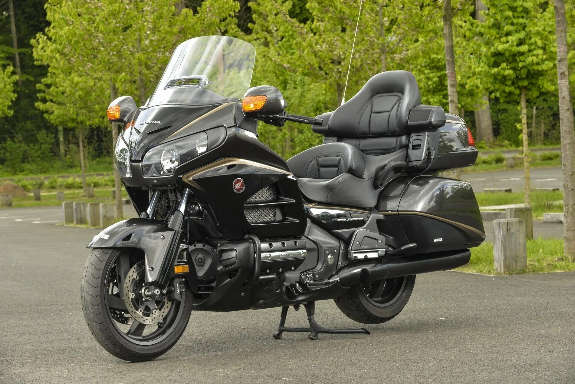 Мотоцикл honda gold wing. Honda Gold Wing 2021 черный. Хонда Голд Винг 2016. Хонда Голд Винг 1800 черная.