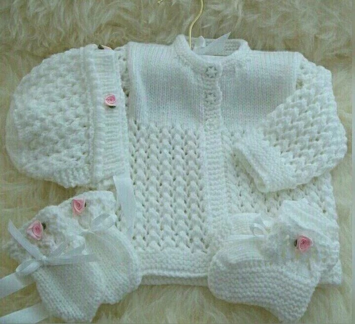 Кофточка для новорожденной девочки спицами. Кофточка для новорожденного спицами. Вязаные кофты для новорожденных. Ажурная кофточка для новорожденной. Вязаные кофточки для новорожденных.