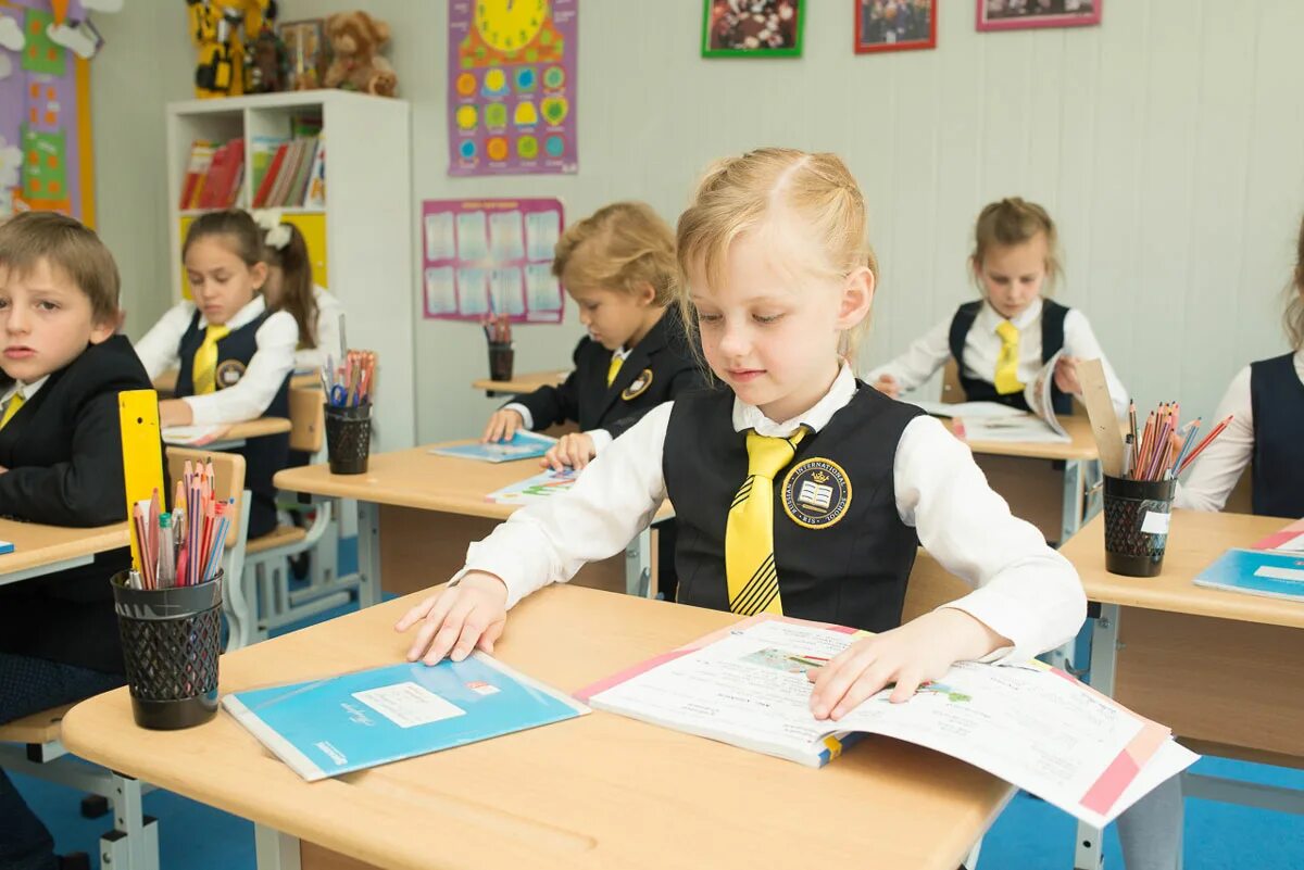 Частные школы москвы для детей. Международная частная школа Russian International School Москва. Русские школы. Международная школа для детей Россия. Russian International School форма.