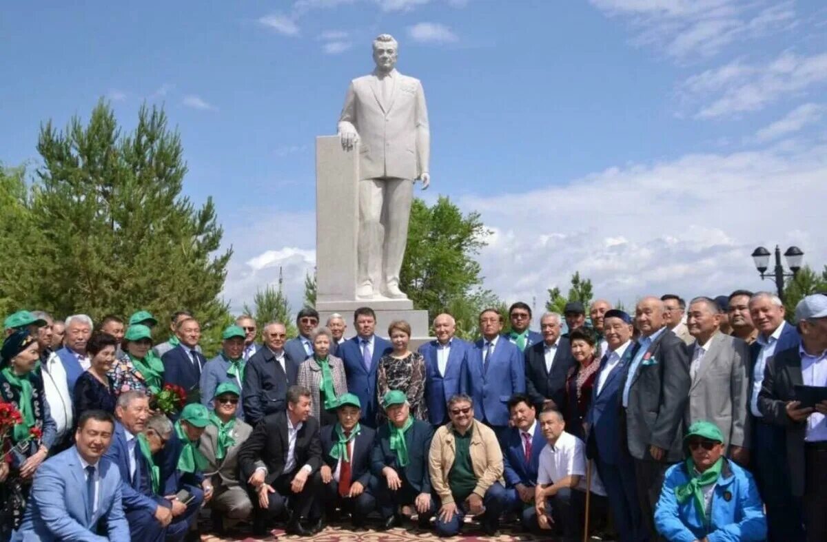 Алматинская область қонаев. Памятник Кунаеву в Алматы. 110 Лет Динмухамеду Кунаеву памятник. Динмухамед Ахмедович Кунаев могила.