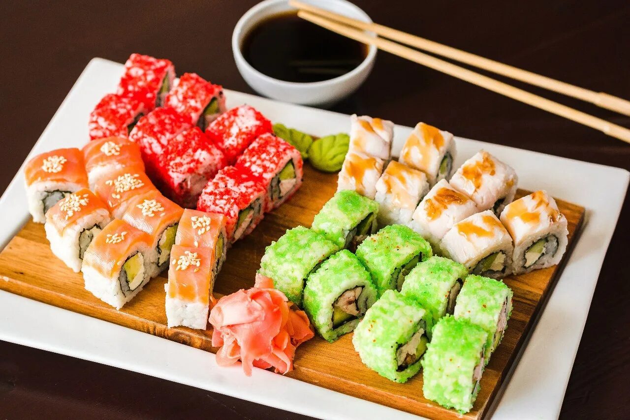 Заказать роллы. Красивый суши сет. Сеты суши роллы. Суши сет на столе. Сет из роллов и суши.