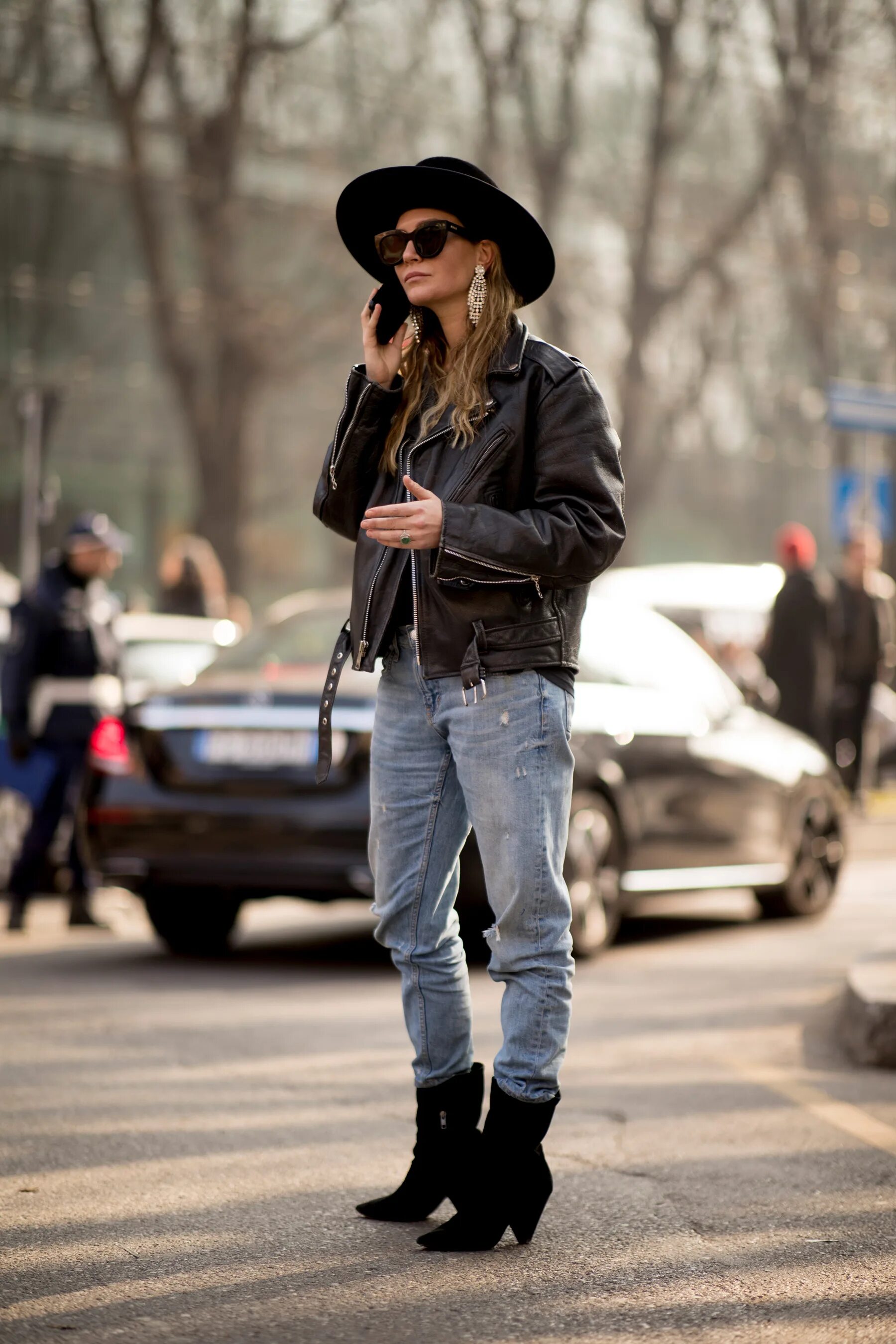 Казаки с длинным платьем. Сапоги ковбоя. Казаки 2022 обувь. Казаки стиль. Образы с казаками короткими.