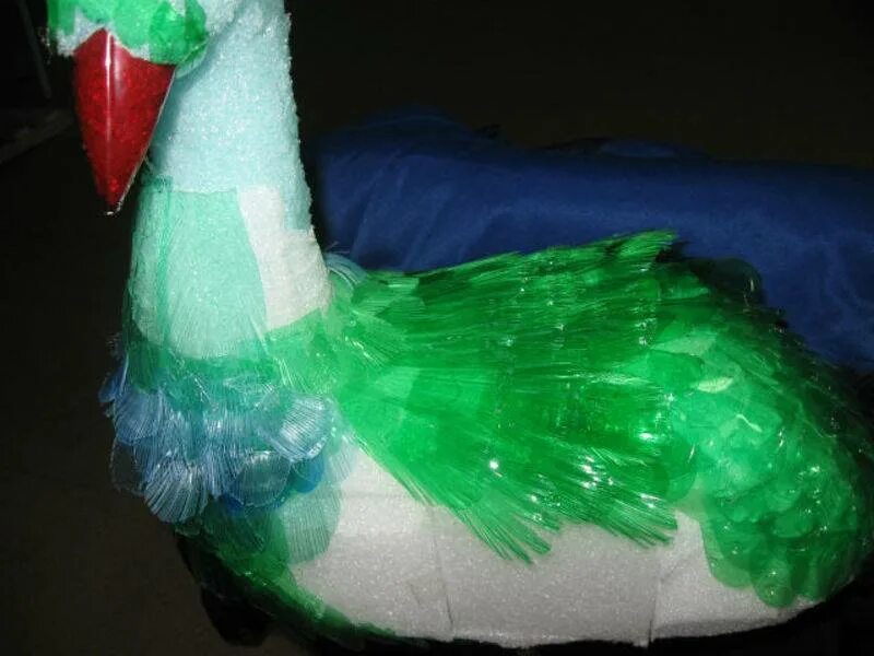 Орел из пластиковых бутылок. Павлин алены зиновьевой. Птичка из бутылки. Как сделать птицу из бутылки. Как сделать птицу из бутылки.