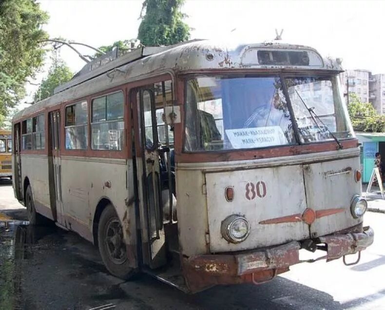 Троллейбус Шкода Грузия. Батумский троллейбус. Ржавый троллейбус. Заброшенные троллейбусы.