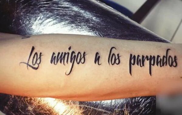 Жизнь по испански. Испанские Татуировки. Тату надпись на испанском. Тату в виде надписи на руке мужские. Тату на руке испанские надписи.