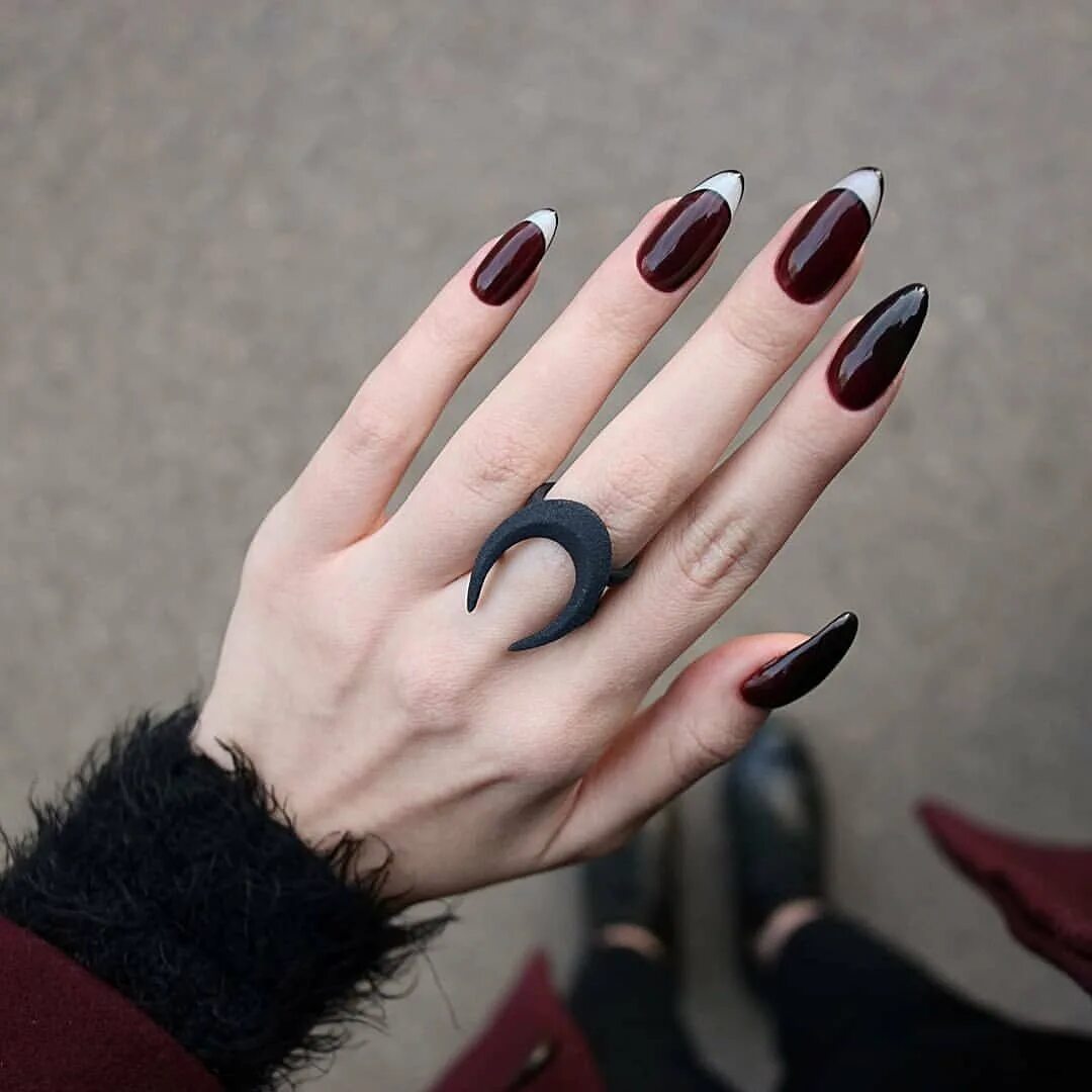 Ногти миндаль темные. Матовые, стилет, миндаль. Черные ногти. Темный маникюр. Черные длинные ногти.