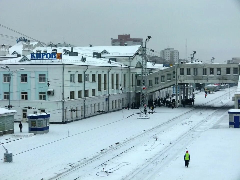 Киров железная дорога. Железнодорожный вокзал Киров. ЖД станция Киров. ЖД вокзал Кирова. Кировский вокзал Киров.