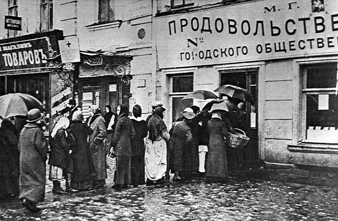 Очередь за хлебом Петроград 1917. Очереди за хлебом в Петрограде 1916-1917 годы. Февральская революция 1917 очередь за хлебом. Февральская революция 1917 хлеба.