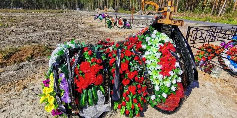 Тюмень лабытнанги. Кладбище погибших на Украине. Похороны военнослужащего погибшего на Украине 2022. Простились с погибшим на Украине.