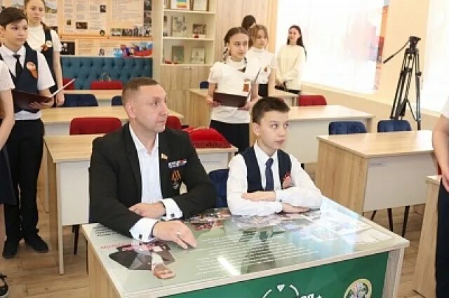 Фото открытия парты героя виталия войцеховского Парту героя" открыли в Хабаровском районе В школе села Дружба состоялось торжест