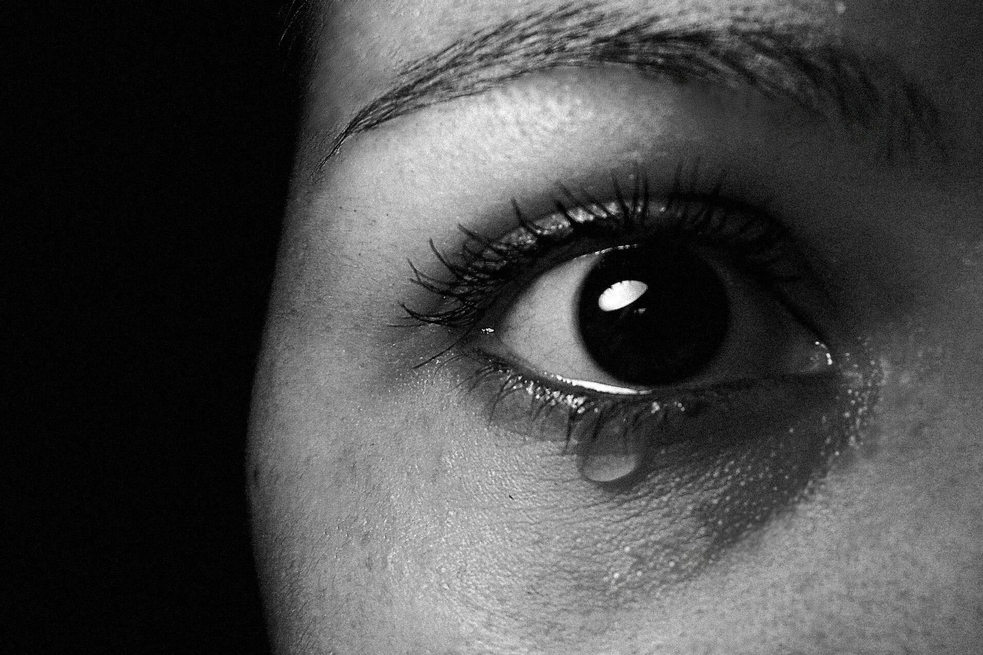 Плачущие глаза. Глаз со слезой. Глаз черно белый. Плачущий глаз девушки.