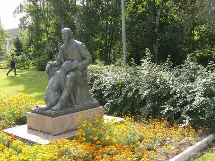 Памятники некрасову