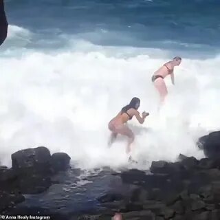 Девушку смыло волной видео