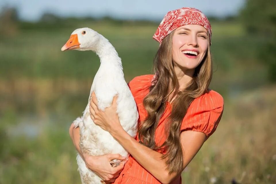 Девушка на гусе. Девушка утка. девушка и гусь. девочка с гусем на руках. девочка и гусь.