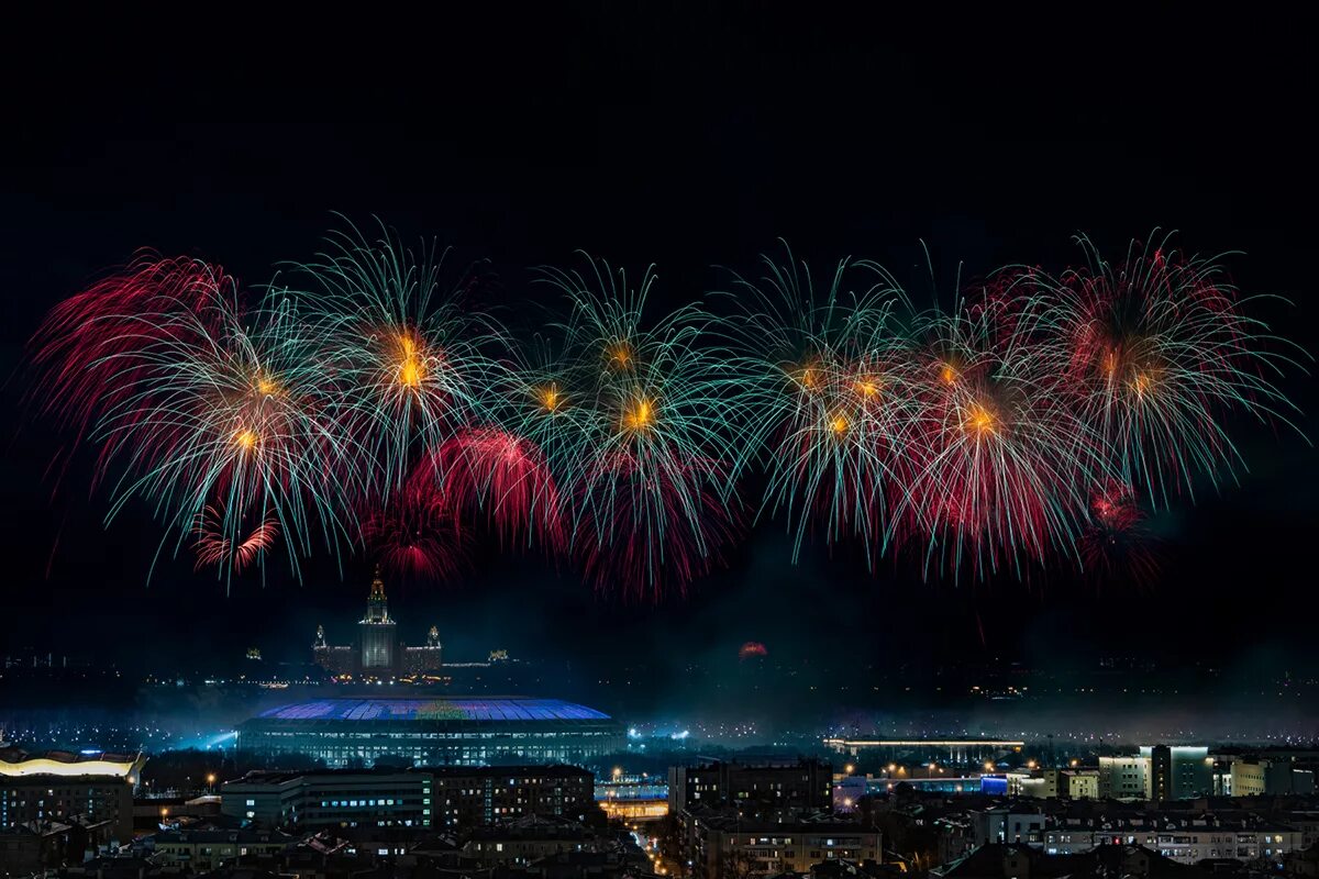 Что будет 23 февраля в москве. Москва салют на Поклонной горе. Салют 9 мая Поклонная гора. Поклонная гора в Москве салют. 23 Февраля салют Поклонная гора.