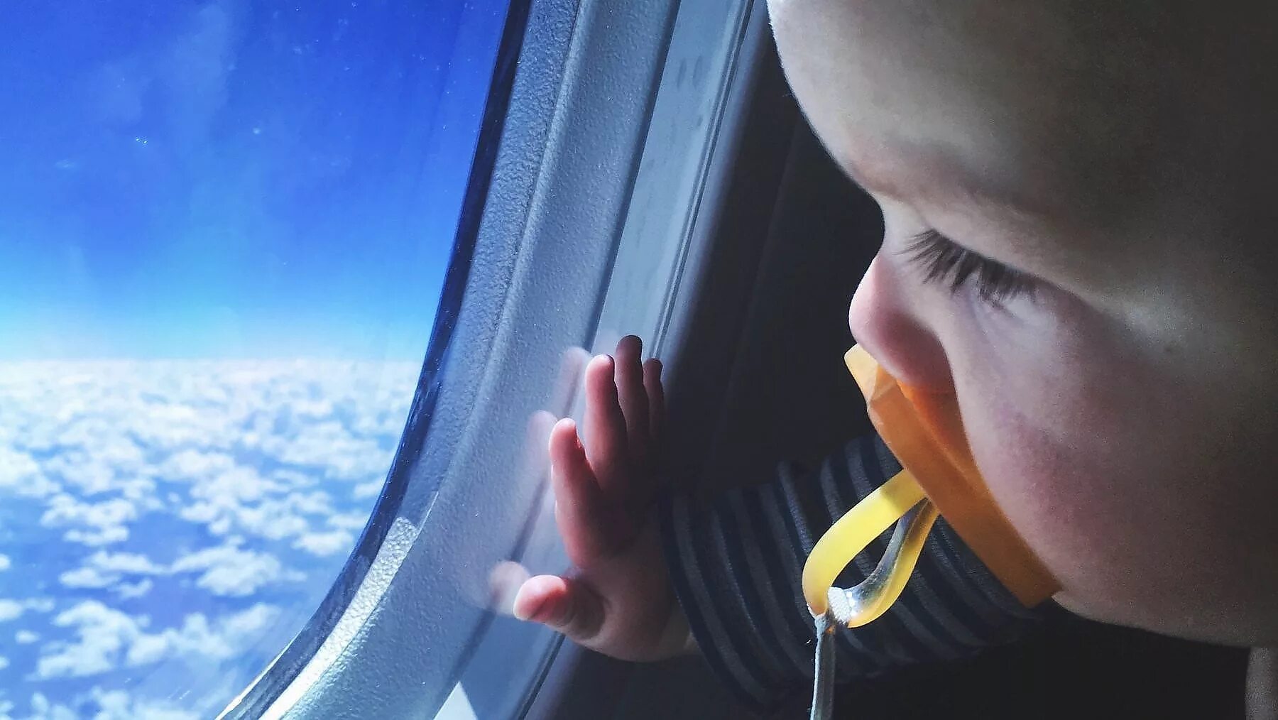 Самолет для детей. Младенец в самолете. Маленькие дети в самолете. Ребенок в полете.
