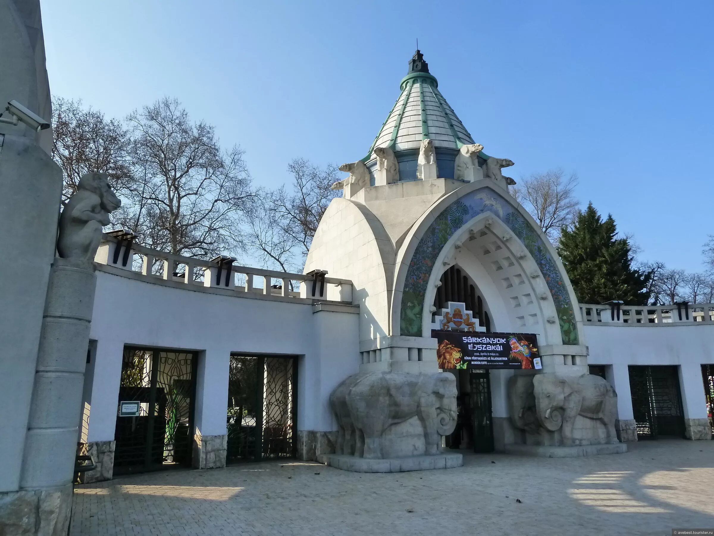 День зоопарка. Парк динозавров красноярск роев ручей. Пингвины в зоопарке москва. Звери московского зоопарка. Зоопарк в марте.