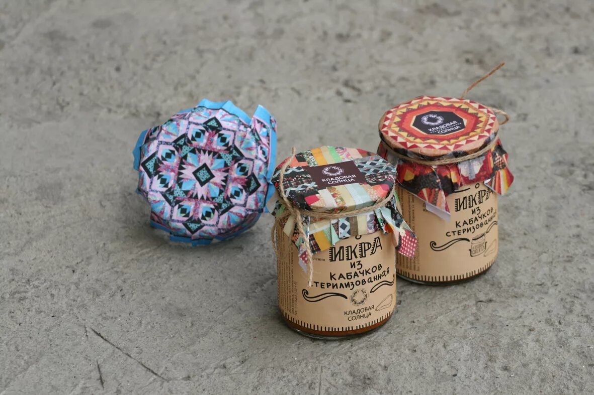 коробки для хранения вещей в шкафу. кладовая упаковки. подарочные коробочки с орехами и сухофруктами. шкаф для хранения консервации. кладовая сыпучих продуктов.