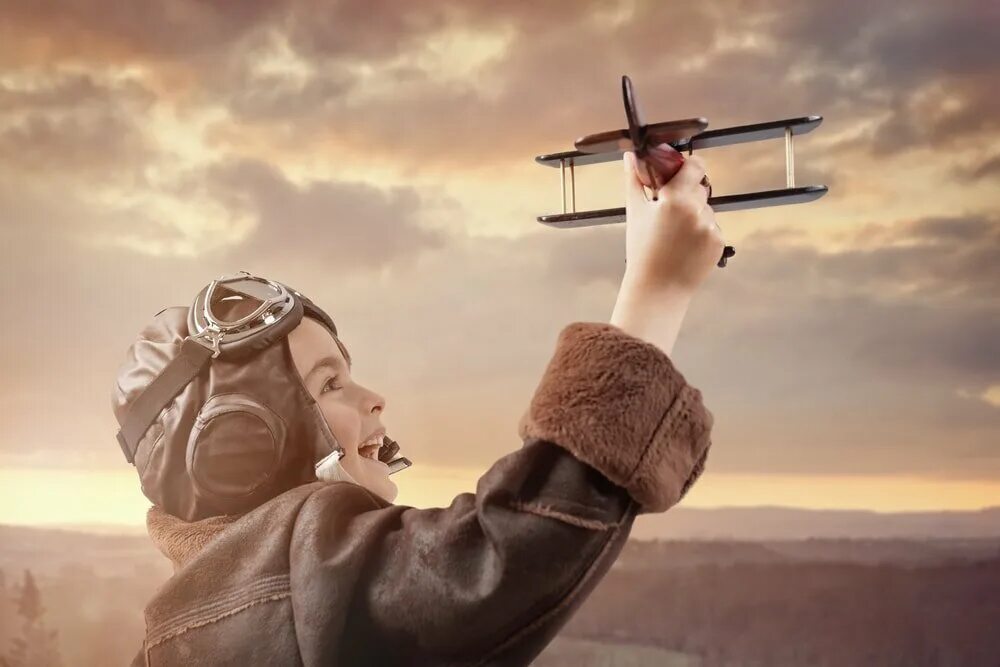 Авиатор 11 читать книгу полностью. Деревянный самолетик для фотосессии. Самолет для детей. Ребенок с самолетиком. Летчик модель.