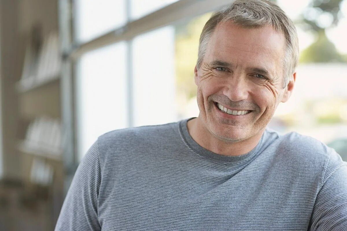 мужчина в возрасте. мужские стрижки для седых волос. 70 лет мужчине. 50 лет мужчине. 50 лет мужчине.