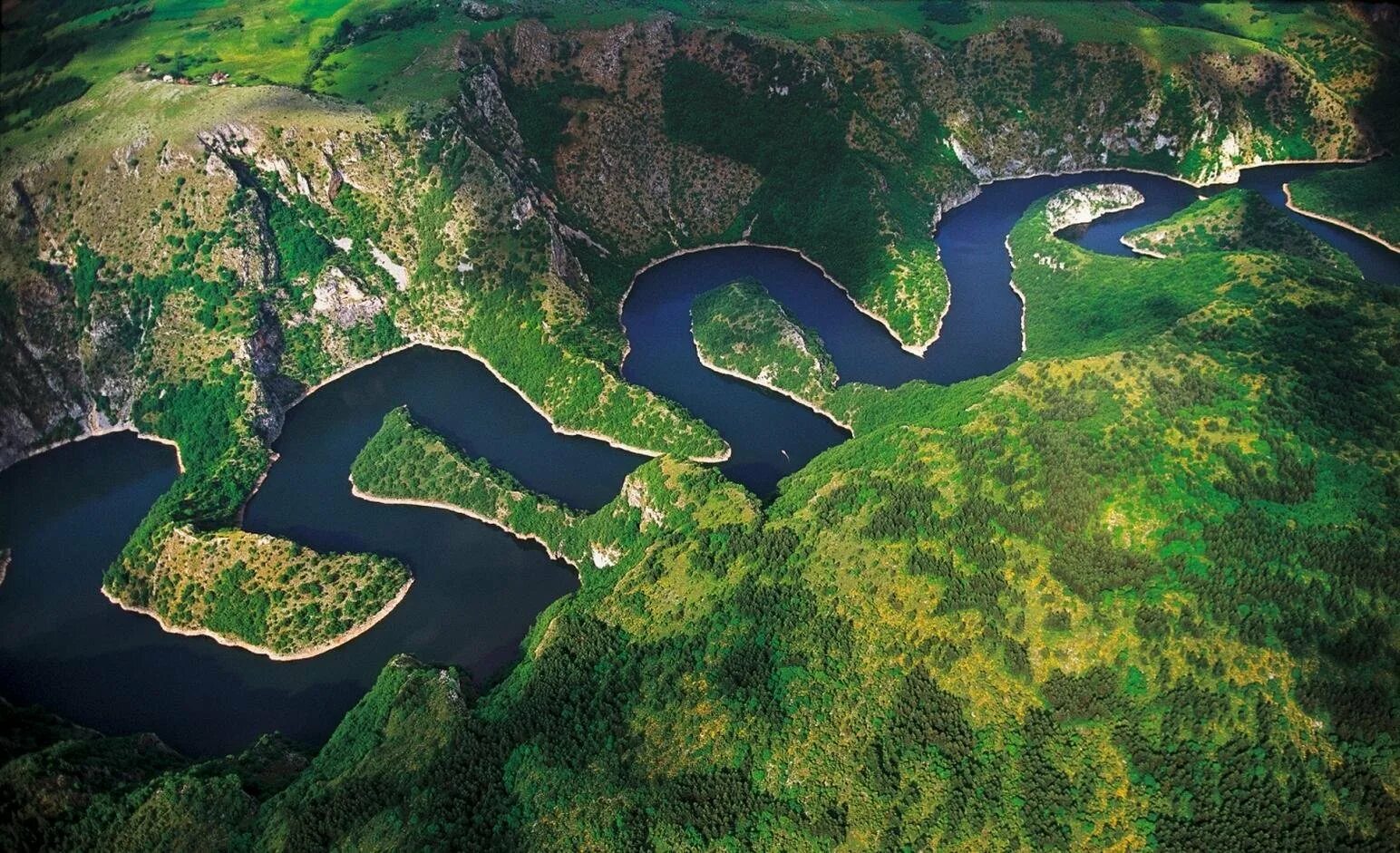 Река Увац Сербия. Каньон Увац Сербия. Каньон реки Увац. Сербия меандры. Речной изгиб