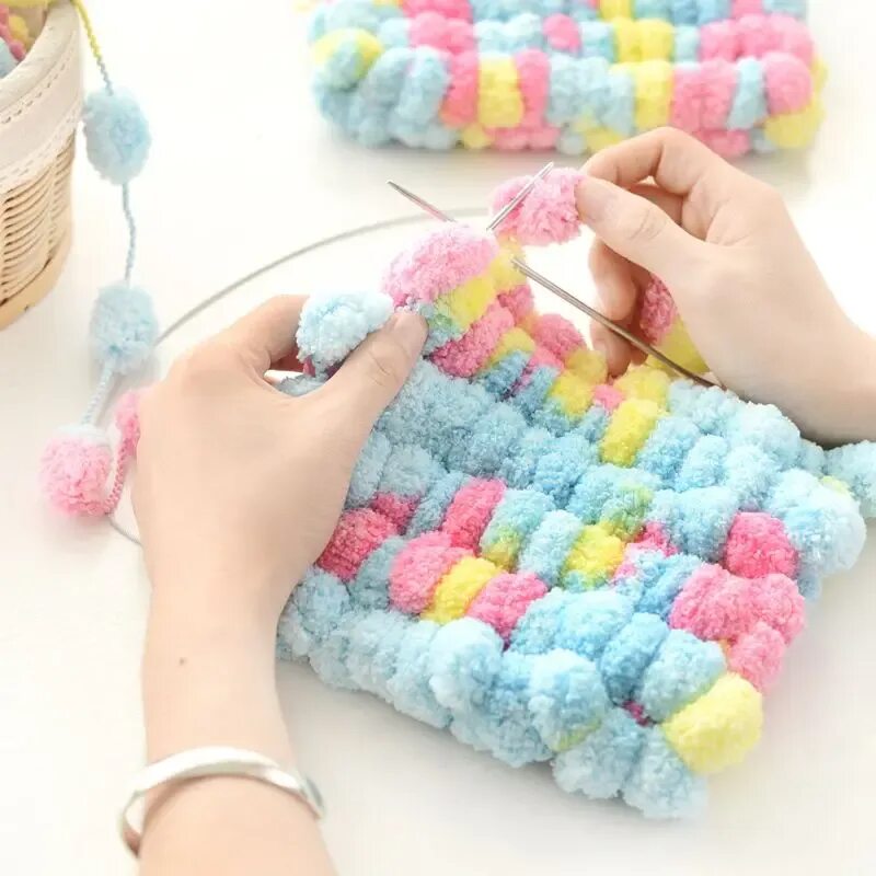 Разноцветная пряжа для вязания. Мягкие нитки для вязания. Пряжа для вязания руками. Нитки для вязания пальцами.