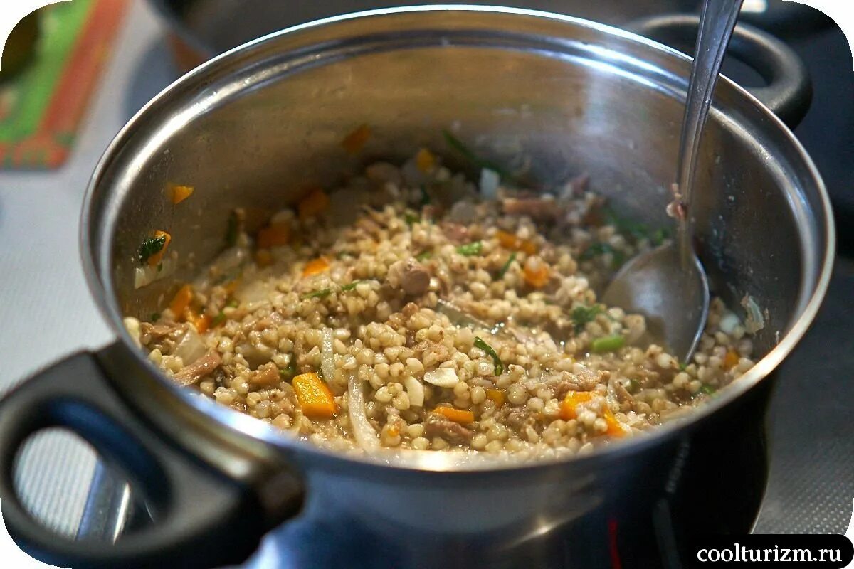 Гречневая каша с тушенкой в кастрюле. Гречка с тушенкой. гречка с тушенкой в казане. гречка с тушенкой в кастрюле. каша гречневая с тушенкой в банке.