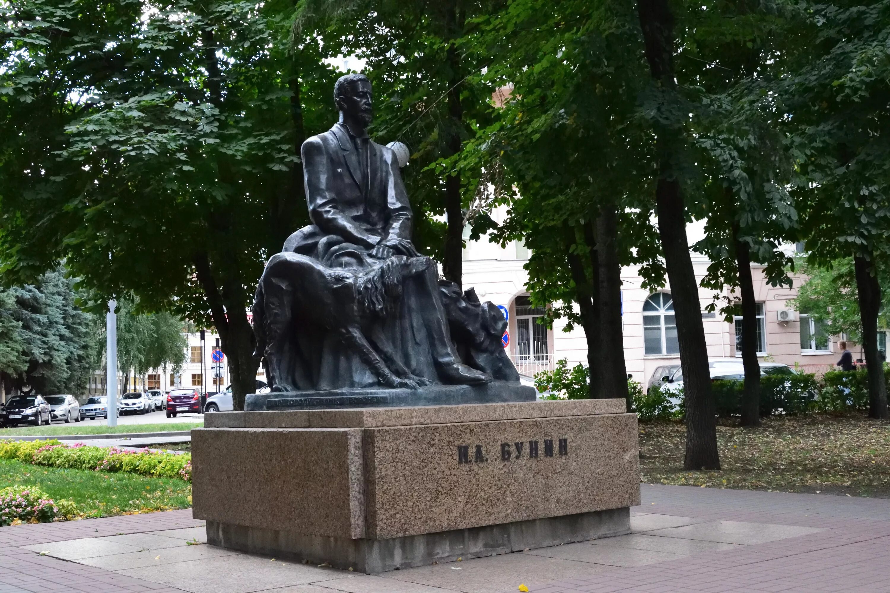 Бунин памятник в Воронеже. Воронеж: памятник Ивану Бунину.