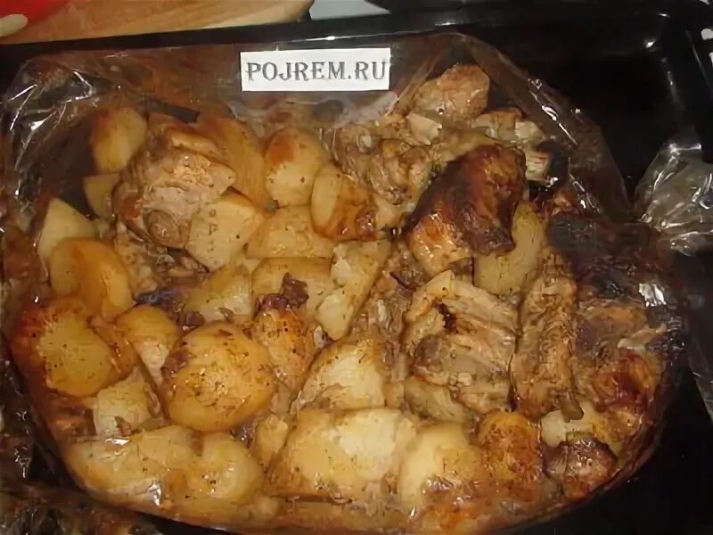 Картошка с мясом в рукаве. Свинина с картошкой в рукаве. Картошка с мясом в духовке. Свинина с картошкой в духовке в рукаве.