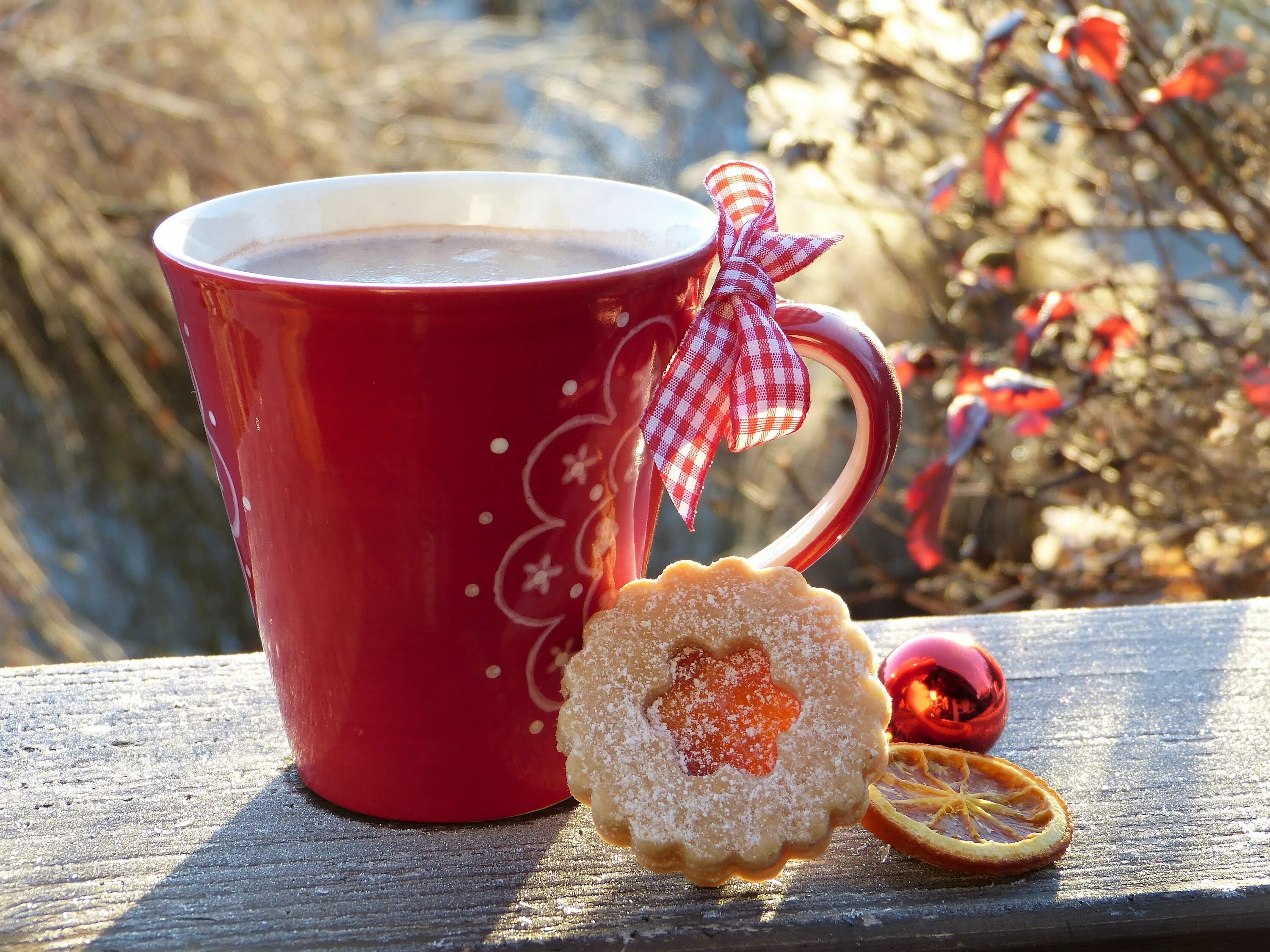 Доброе утро картинки зимние январь 2024. Чай зимний. Зимний кофе. Снежное утро. Кофе зимой.