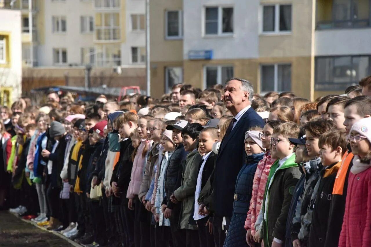 Прошли линейки. Линейка школы 17 город волжский. Прошли линейки. Линейка в школе. Линейка в университете.