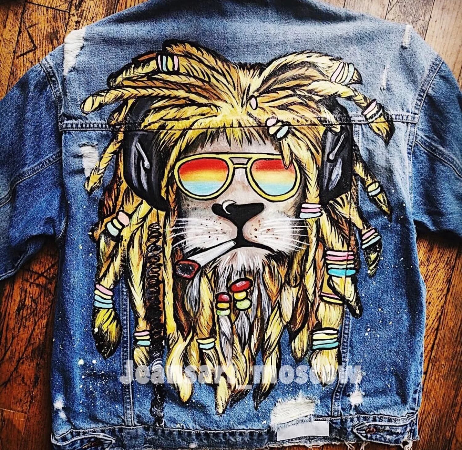 Джинсовки с принтами. Принт на джинсе. Принты для джинсовой куртки. Роспись джинсовой куртки. Джинсовая куртка с принтом.