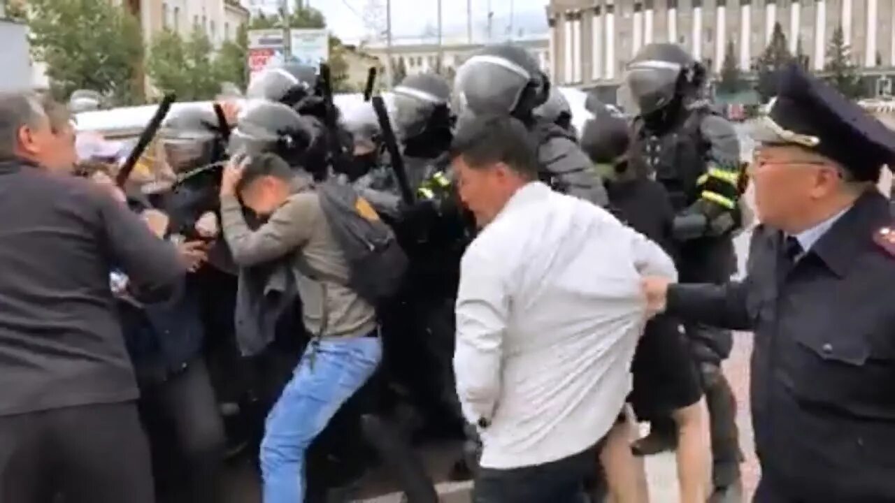 В целях нападения на граждан. Разгон протестующих Улан-Удэ 2019 ОМОН. Полиция на площади Улан Удэ.