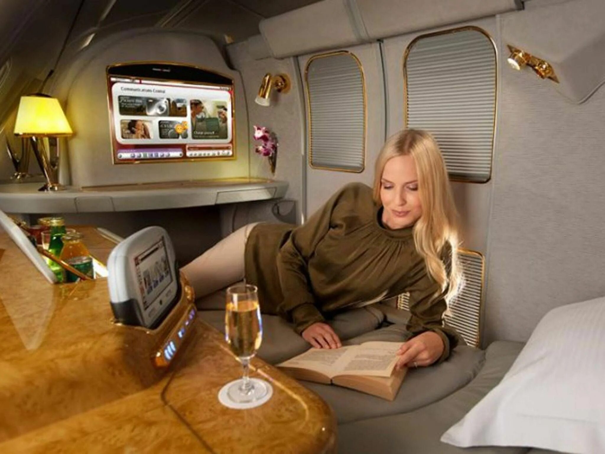 Полет на частном самолете. Airbus a380 Emirates первый класс. Первый класс Emirates a380. Салон 1 класса в самолете Эмирейтс а380. Airbus a380 бизнес Джет.