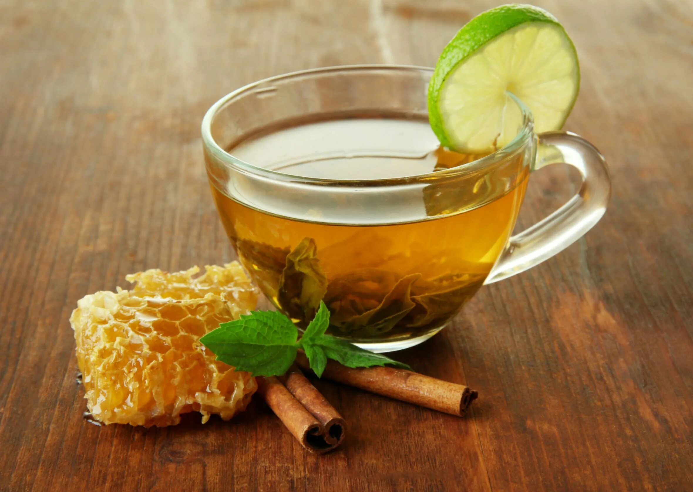 Почему нельзя мед в чай. Чай с медом. Чай с лимоном. Чай с лимоном и медом. Чашка чая.
