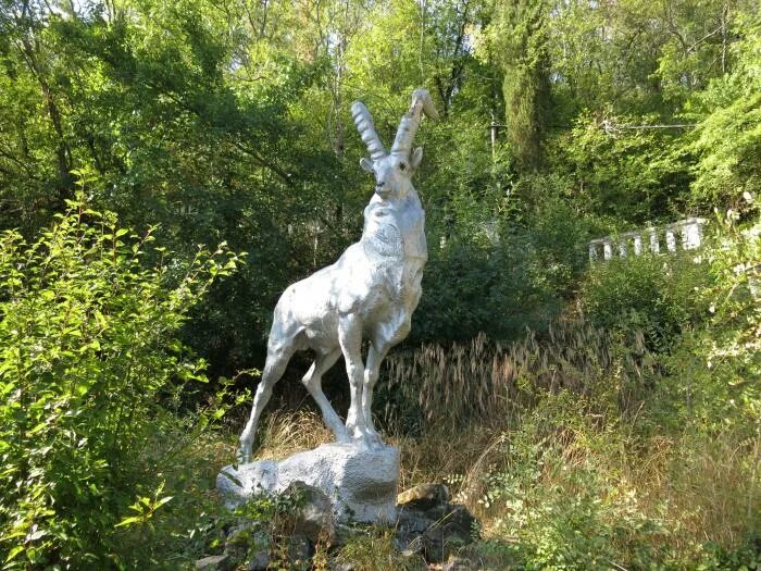 Статуя козла. Памятник козёл в ижевске. Хадыженск козерог статуя. Статуя козла. Статуя козла.