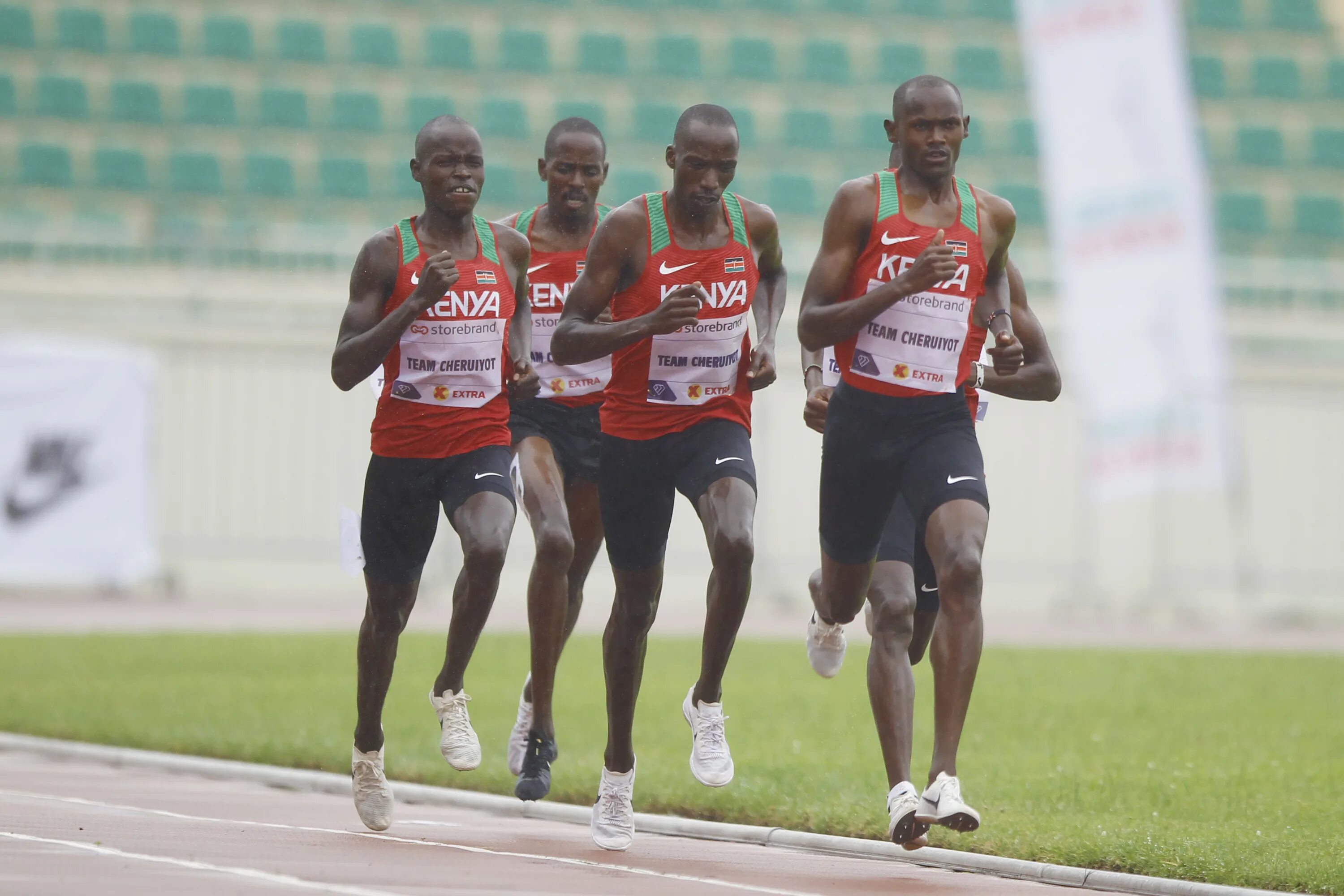 Africa sports. Кенийцы. Африканские бегуны. Эфиопы марафонцы. Кенийцы фото.
